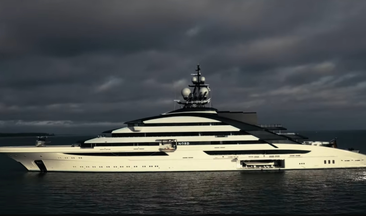 Η… υπερθαλαμηγός αξίας 500 εκατομμυρίων δολαρίων που «έσπασε» τον αποκλεισμό στα στενά του Ορμούζ (βίντεο)