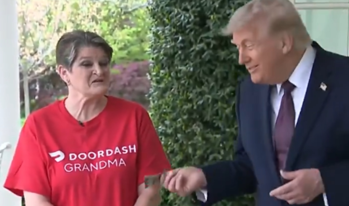 Σόου Τραμπ με φιλοδώρημα 100 δολαρίων σε διανομέα φαγητού… (βίντεο)