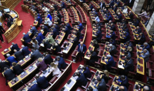 «Ή πετάξτε έξω τον ανάγωγο κύριο ή βουλώστε το!» – Εκτός ελέγχου η σύγκρουση στη Βουλή