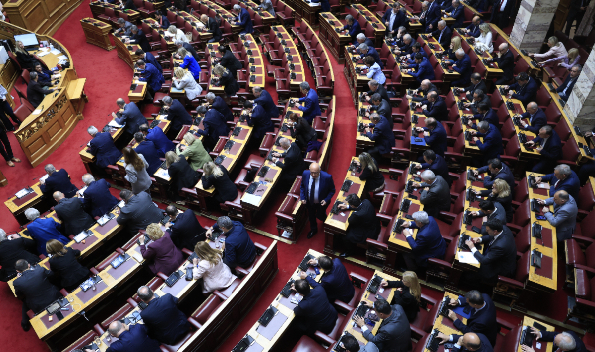 «Ή πετάξτε έξω τον ανάγωγο κύριο ή βουλώστε το!» – Εκτός ελέγχου η σύγκρουση στη Βουλή