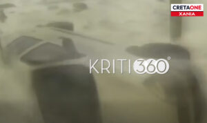 Χανιά: Η στιγμή που τα κύματα «εξαφανίζουν» ΙΧ στην Παλαιόχωρα (βίντεο)