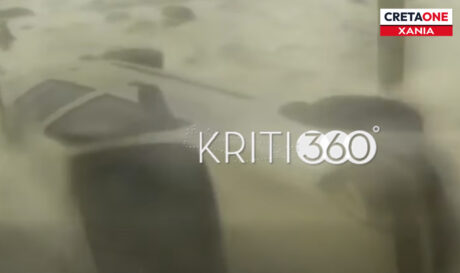 Χανιά: Η στιγμή που τα κύματα «εξαφανίζουν» ΙΧ στην Παλαιόχωρα (βίντεο)