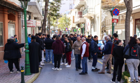 Χίος: Πλήθος κόσμου στην εισαγγελία για συμπαράσταση στους συλληφθέντες για τον ρουκετοπόλεμο