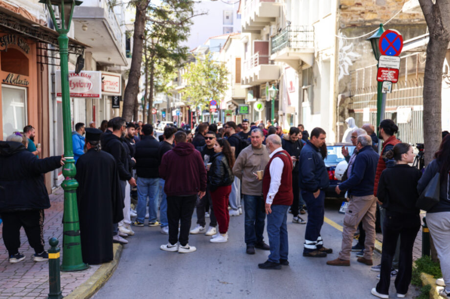 Χίος: Πλήθος κόσμου στην εισαγγελία για συμπαράσταση στους συλληφθέντες για τον ρουκετοπόλεμο