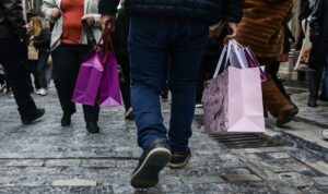 Καταστήματα και σούπερ μάρκετ: Το πασχαλινό ωράριο έως το Μεγάλο Σάββατο