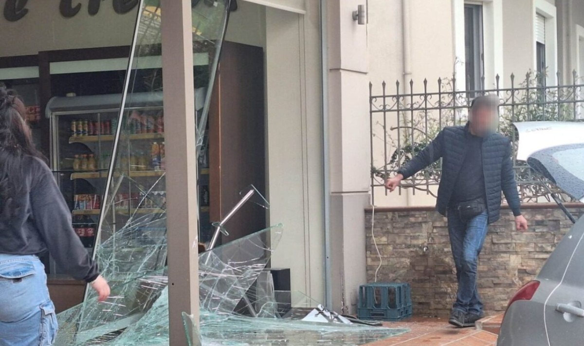 Αγρίνιο: Αυτοκίνητο «μπούκαρε» σε φούρνο – Από θαύμα δεν τραυματίστηκαν περαστικοί