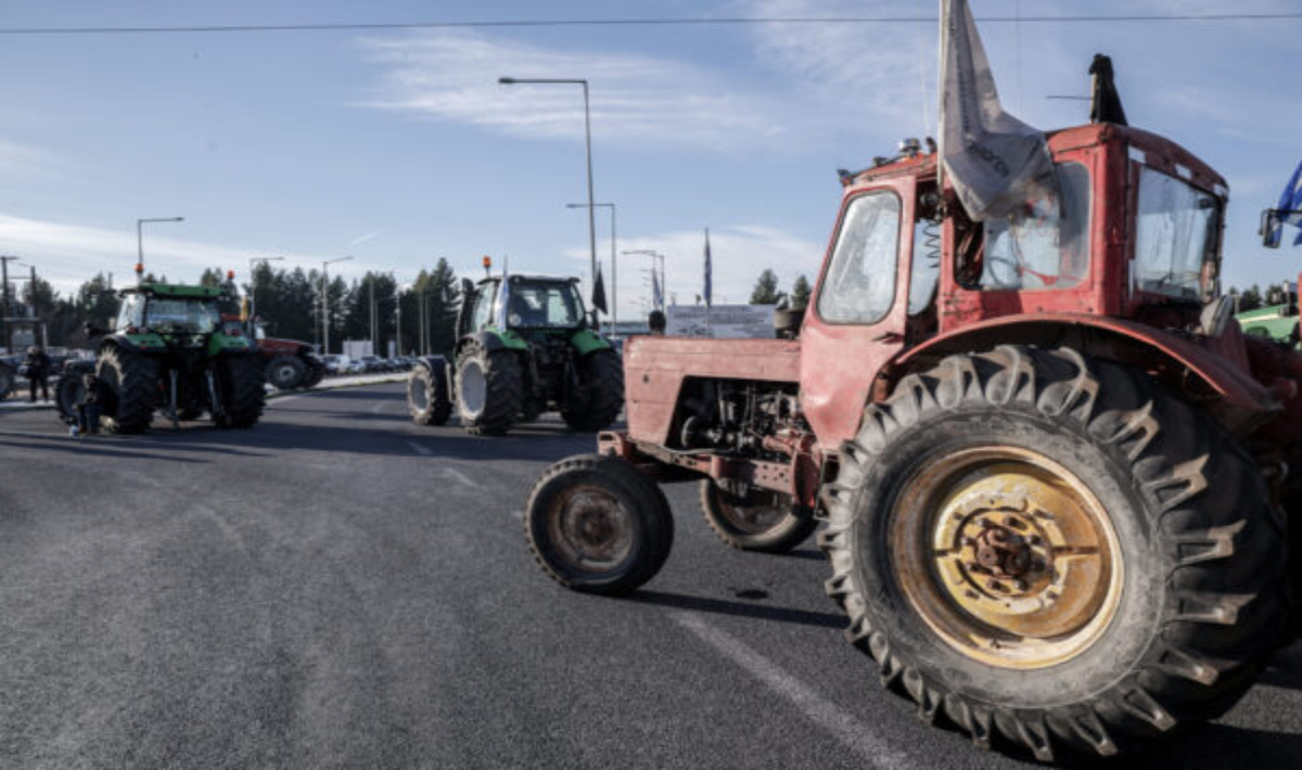 Μυτιλήνη: Συνεχίζεται για δεύτερη μέρα η κινητοποίηση αγροτών στο λιμάνι