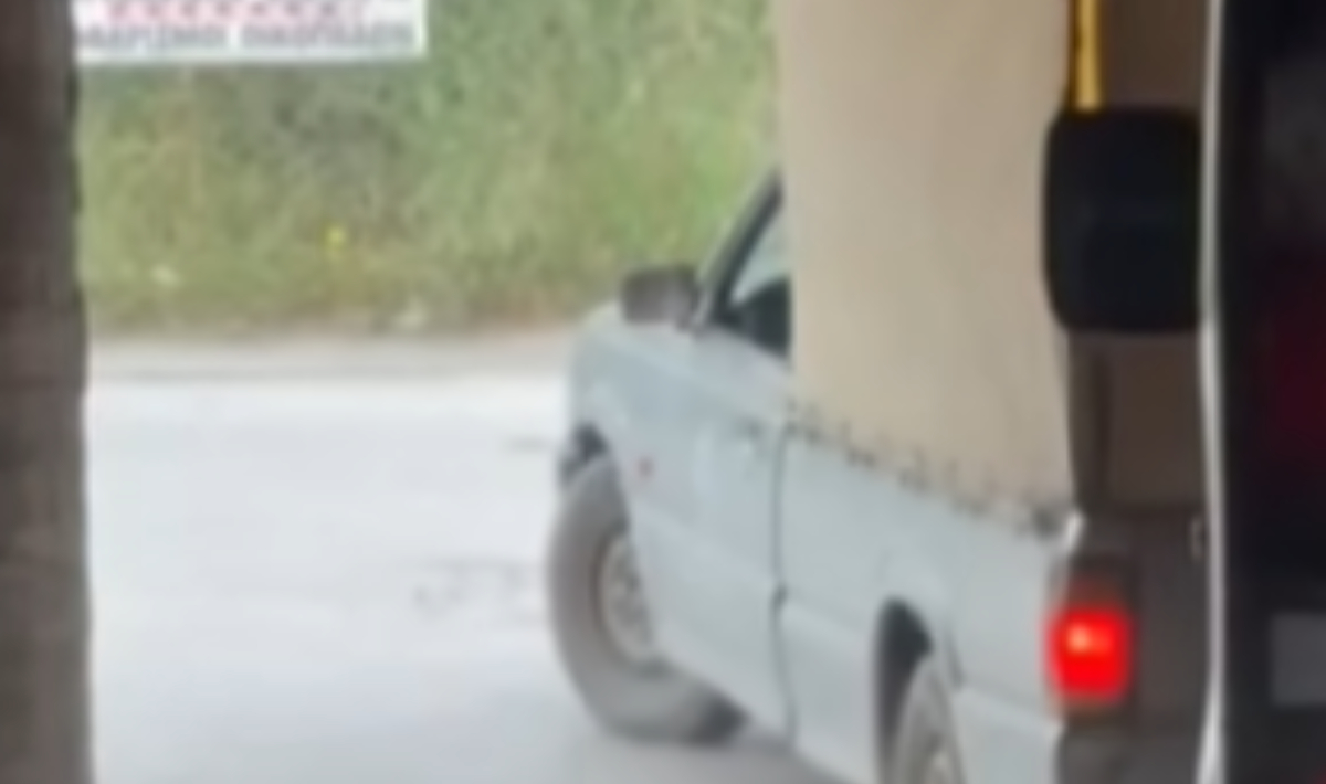 Ηράκλειο: Όχημα σφήνωσε στη γέφυρα και «φράκαρε» το σημείο (βίντεο)