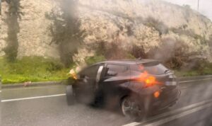 Τροχαίο στο δρόμο προς Αλάγνι: Αυτοκίνητο εξετράπη της πορείας του λόγω ολισθηρότητας του δρόμου