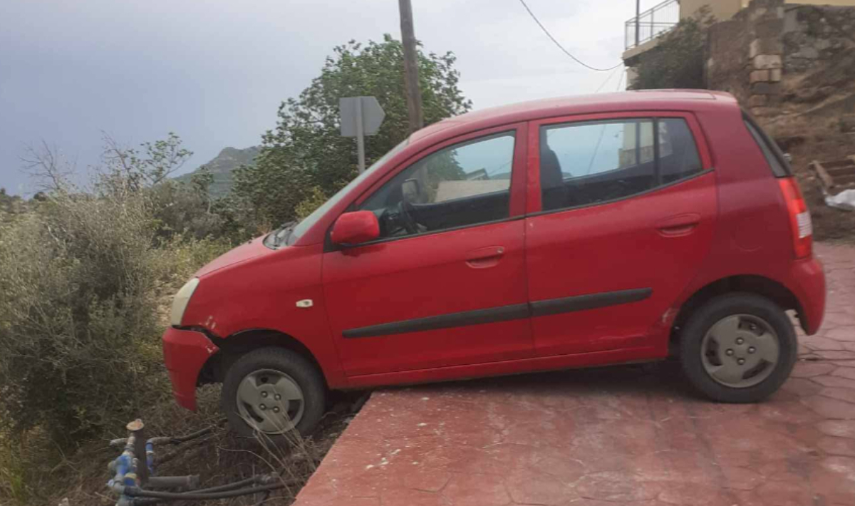 Αναστάτωση στη Μεσαρά: Αυτοκίνητο παρασύρθηκε απο τους θυελλώδεις ανέμους στο Ζαρό (φώτο)