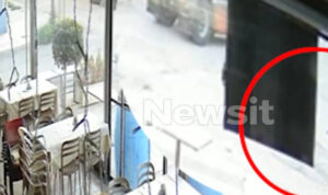 Μενίδι: Βίντεο ντοκουμέντο από το φορτηγό να περνάει πάνω από την 82χρονη που έχασε τη ζωή της στο τροχαίο