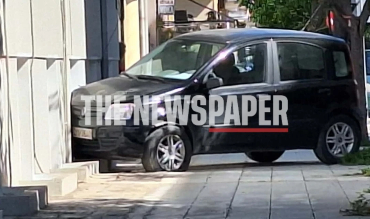 Αυτοκίνητο καρφώθηκε σε πολυκατοικία στον Βόλο μετά από σύγκρουση με άλλο ΙΧ