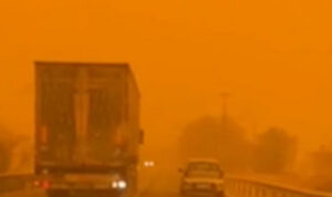 Eπικίνδυνη προσπέραση στον ΒΟΑΚ εν μέσω αφρικανικής σκόνης – Δείτε το βίντεο