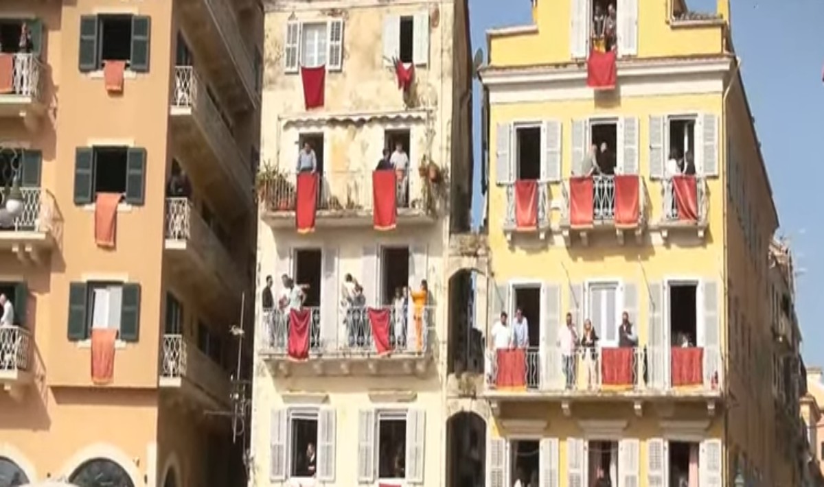 Κέρκυρα: Το έθιμο των «Μπότηδων» στην Πρώτη Ανάσταση – Δείτε ζωντανά