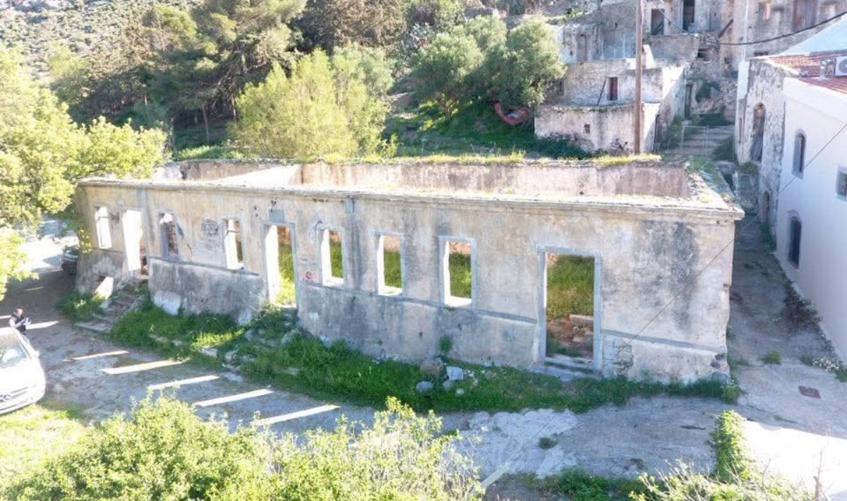 Βρέθηκαν τα σκαλοπάτια που είχαν αφαιρεθεί από το Αρρεναγωγείο Βραχασίου – Σε εξέλιξη η επιστροφή τους