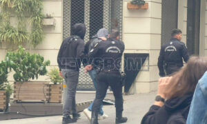 Θρίλερ στο κέντρο της Αθήνας με νεκρή γυναίκα: Αυτός είναι ο ύποπτος που προσήχθη για την υπόθεση (φώτο)