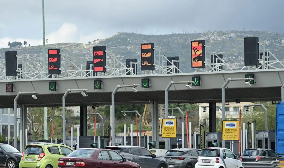 Κορυφώνεται η πασχαλινή έξοδος: Χιλιάδες αυτοκίνητα εγκατέλειψαν την Αθήνα