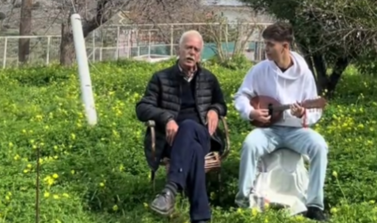 Κρήτη: Παππούς και εγγονός τραγουδούν τον Ερωτόκριτο – Δείτε το βίντεο