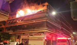 Τραγωδία στον Κολωνό: Δύο νεκροί από πυρκαγιά σε πολυκατοικία