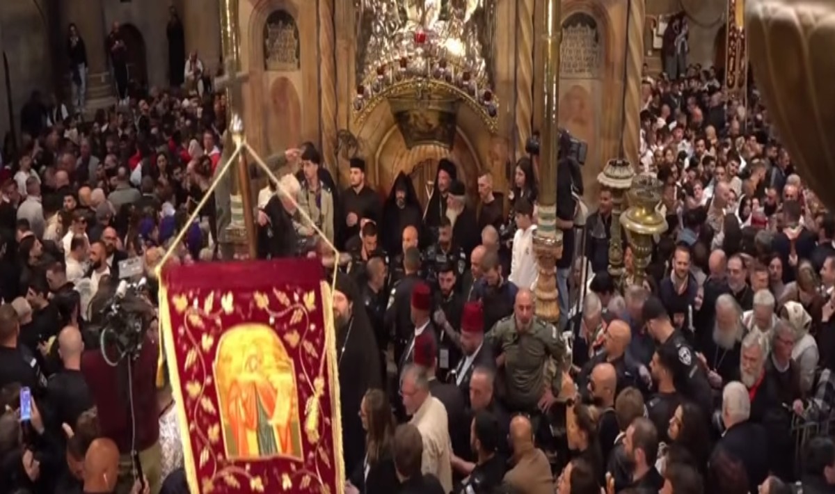 Ιεροσόλυμα: Πανηγυρικό κλίμα στην τελετή αφής του Αγίου Φωτός (βίντεο)