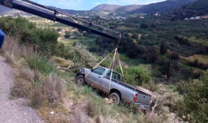 Ηράκλειο: Από θαύμα ζωντανός νεωκόρος που έπεσε σε γκρεμό καθ’ οδόν για τη λειτουργία – Δείτε βίντεο