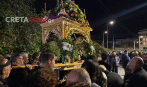 Ηράκλειο: Πλήθος πιστών στην περιφορά του Επιταφίου στον Άγιο Στέφανο – Δείτε φωτογραφίες και βίντεο