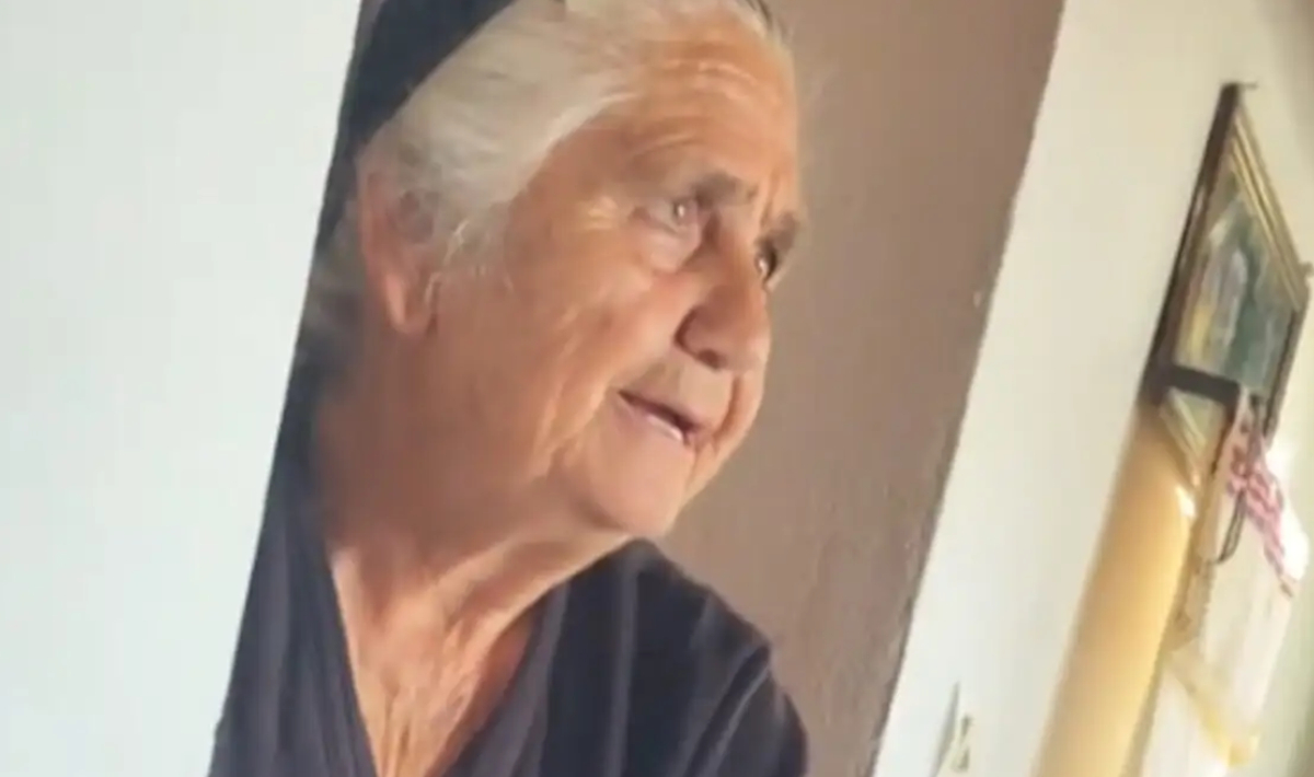Κρητικιά γιαγιά προσπαθεί να σβήσει τατουάζ του εγγονού της στο χωριό – «Τι είναι το κάρμα;»