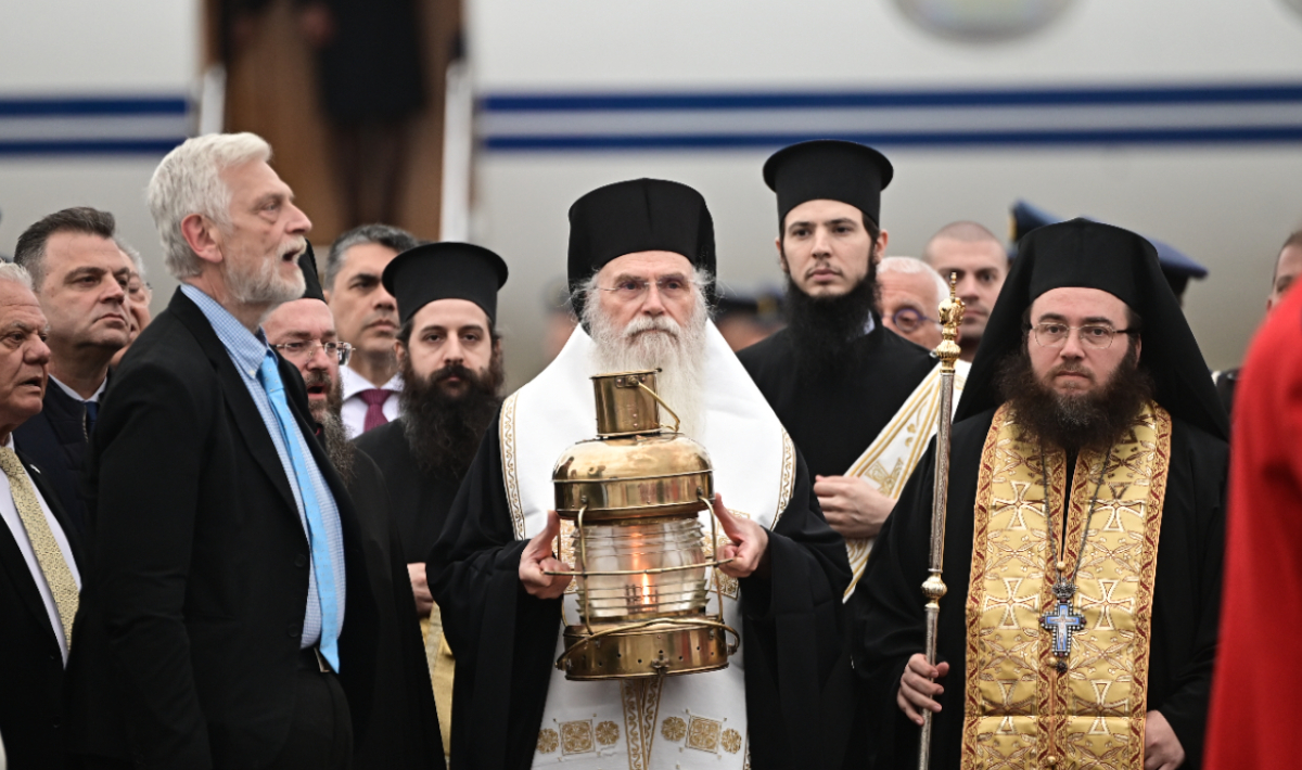 Έφτασε στην Αθήνα το Άγιο Φως – Με τιμές αρχηγού κράτους η υποδοχή στο «Ελ. Βενιζέλος»