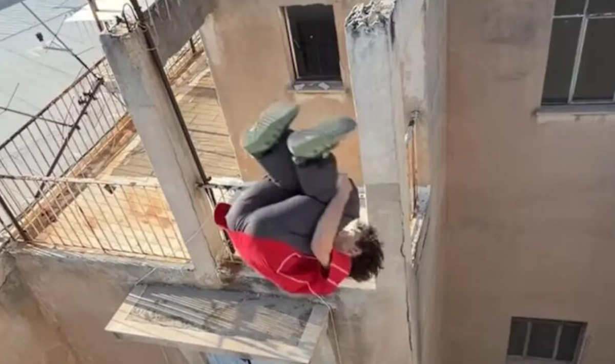 Αθήνα: Γάλλος αθλητής παρκούρ πηδά από ταράτσα σε ταράτσα και γίνεται viral (βίντεο)