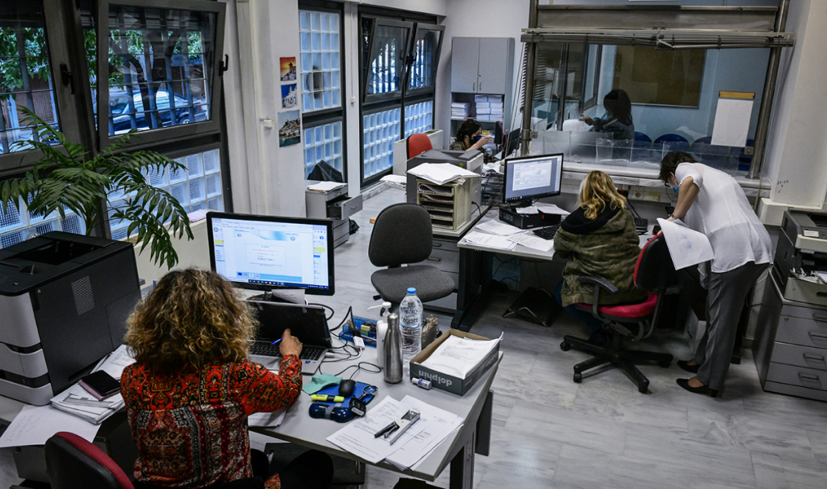 Αυξήσεις στο Δημόσιο: Τα καθαρά ποσά που θα δουν οι υπάλληλοι – Αναλυτικά παραδείγματα