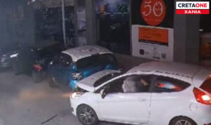 Η στιγμή του τροχαίου ατυχήματος τα ξημερώματα στα Χανιά – Δείτε βίντεο