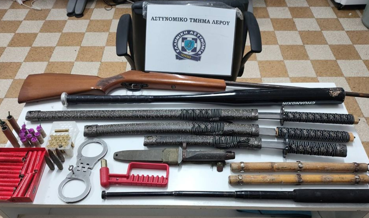 Λέρος: Συλλήψεις με… οπλοστάσιο – Κατασχέθηκαν κροτίδες, σπαθιά και όπλα