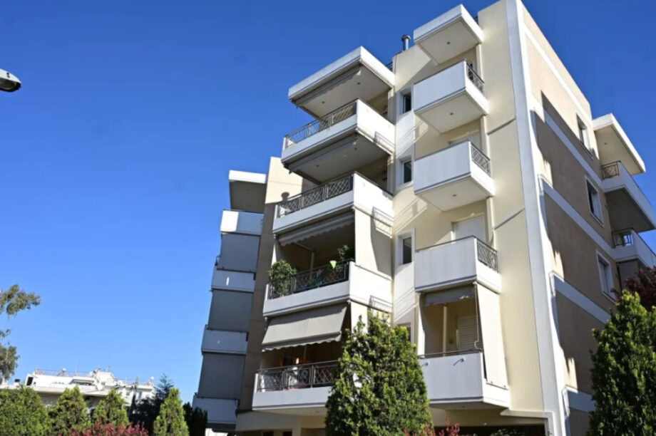 Η πολυκατοικία με τα μπαλκόνια απο όπου έπεσε η 27χρονη γυναίκα