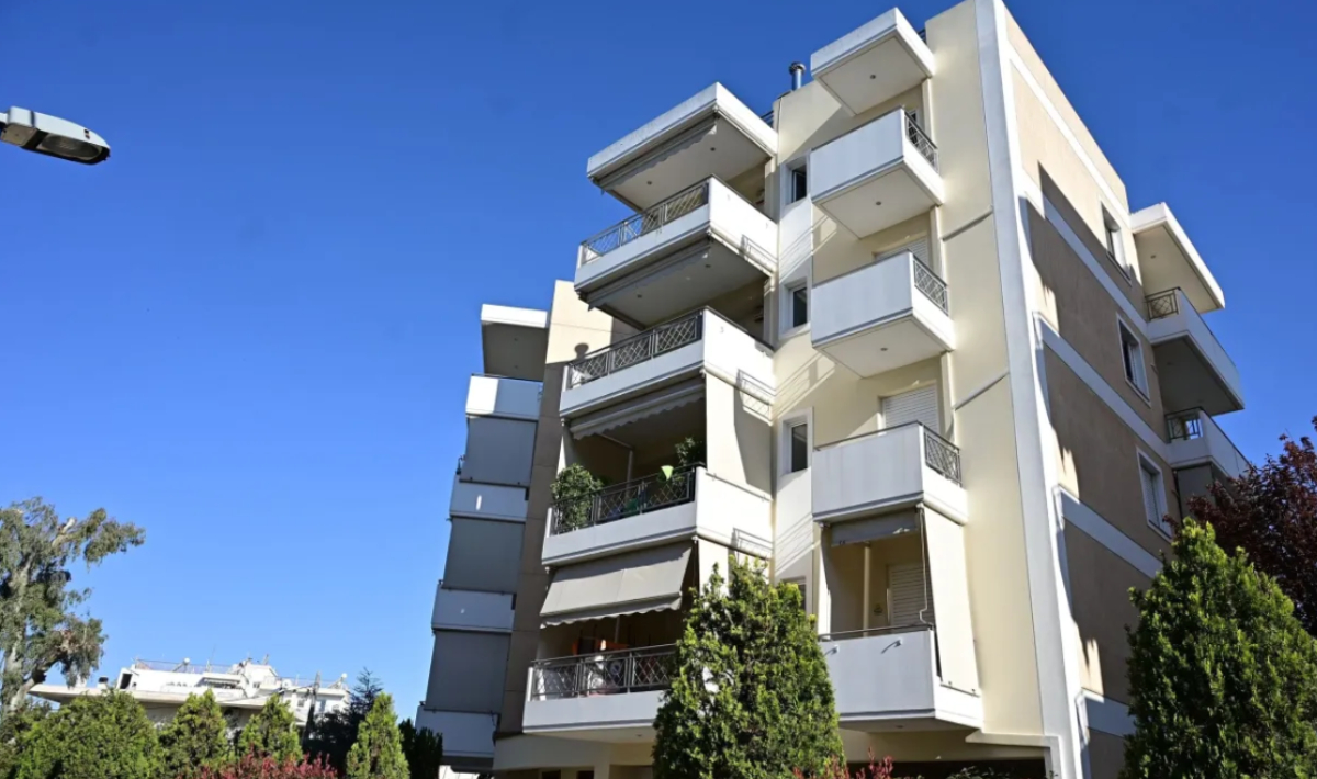 Η πολυκατοικία με τα μπαλκόνια απο όπου έπεσε η 27χρονη γυναίκα