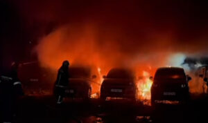 Ηράκλειο: 18 οχήματα στις φλόγες μετά απο ξέσπασμα πυρκαγιάς – Δείτε βίντεο της στιγμής!