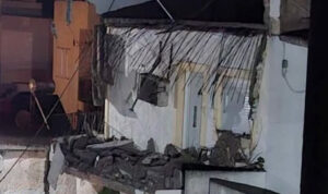 Επεισοδιακή βραδιά σε χωριό της Μεσαράς – Κατέρρευσε μπαλκόνι μέσα στη νύχτα (φωτογραφίες)