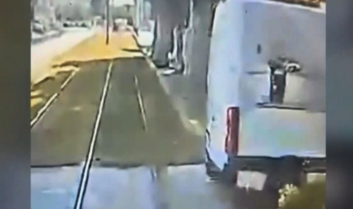 Καλαμάκι: Φορτηγάκι συγκρούεται με τραμ κάνοντας όπισθεν – Δείτε το βίντεο