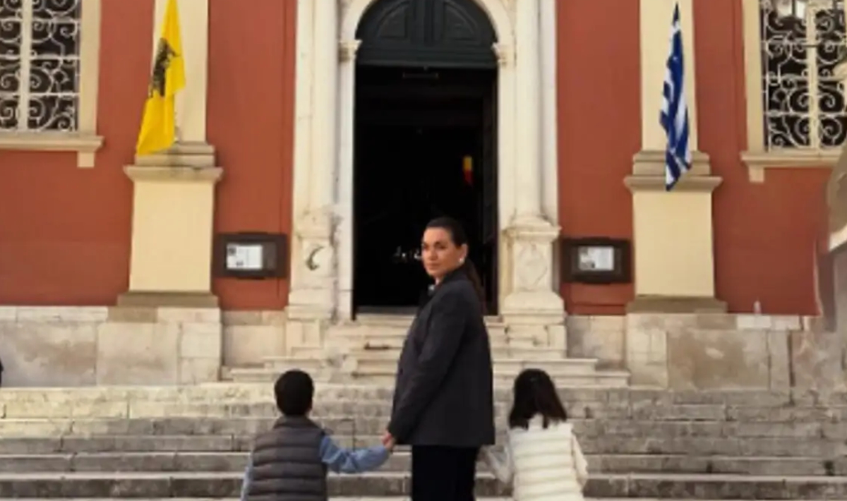Όλγα Κεφαλογιάννη: Στην Κέρκυρα με τα δίδυμα παιδιά της για το Πάσχα