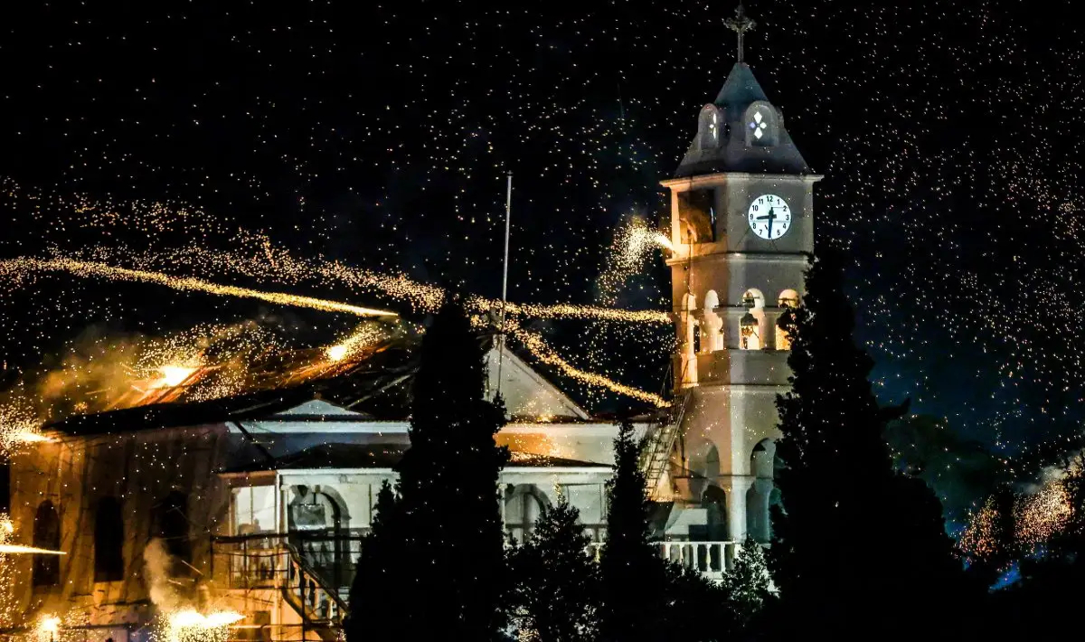 Ρουκετοπόλεμος στη Χίο: Εντυπωσιακές εικόνες από την Ανάσταση με χιλιάδες ρουκέτες