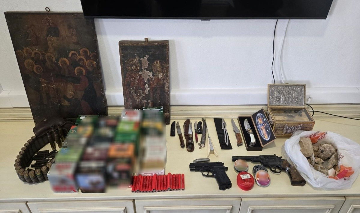 Ηράκλειο: Του βγήκε «ξινό» το Πάσχα – Είχε στο σπίτι του ολόκληρο οπλοστάσιο μέχρι οστεοφυλάκιο με λείψανα