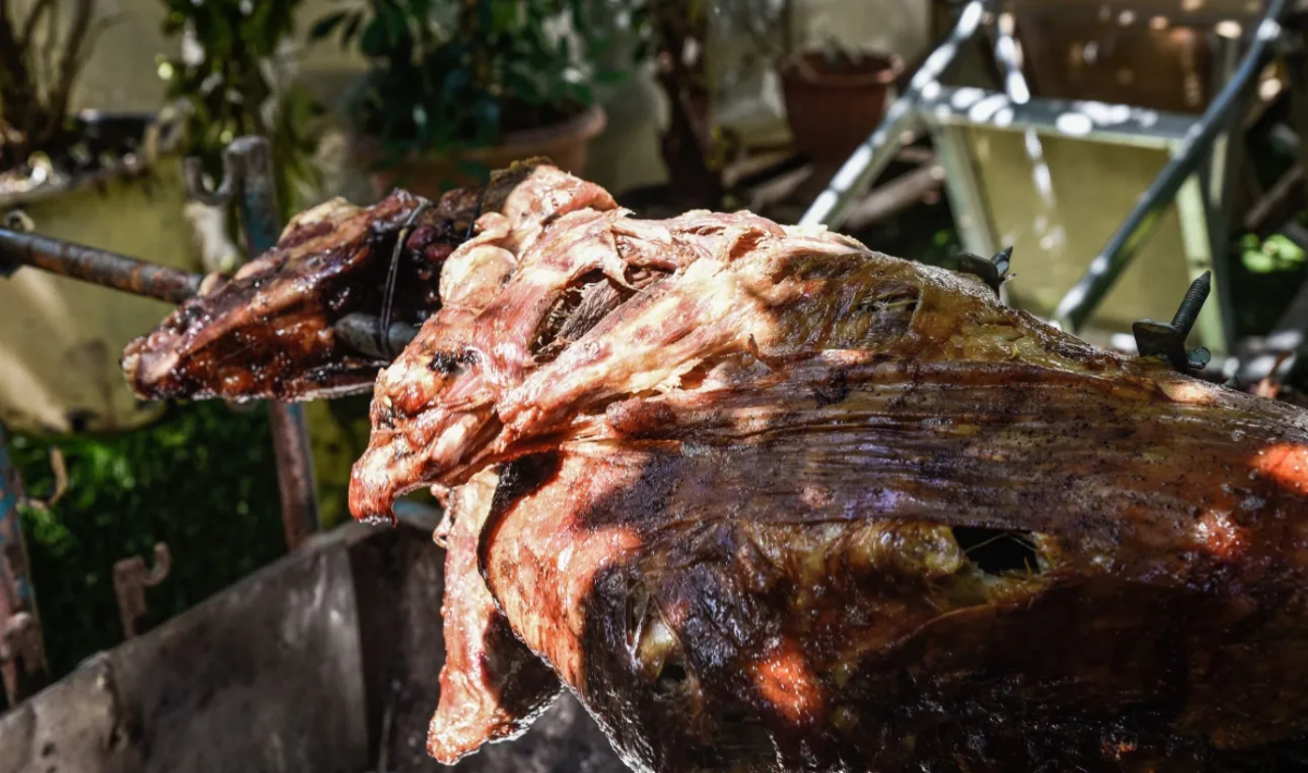 Κατάστημα στην Πάτρα έστησε πάνω από 80 σούβλες για «take away» αρνί