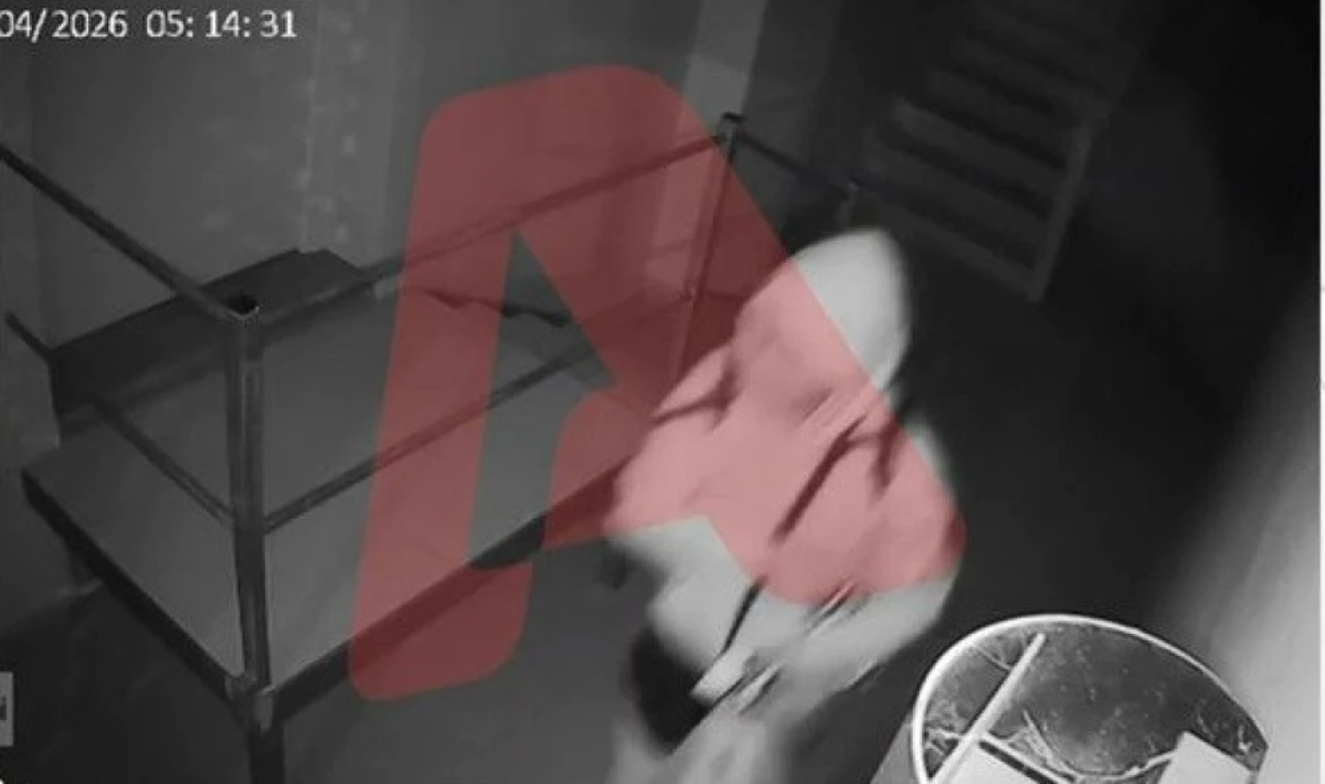 Θάνατος 19χρονης: Η στιγμή που ο τρίτος άνδρας φεύγει από διαμέρισμα στο Αργοστόλι