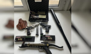 Ηράκλειο: Πρωινό «ντου» της αστυνομίας σε σπίτια – Χειροπέδες σε δύο άτομα για παράνομη οπλοκατοχή και οπλοχρησία