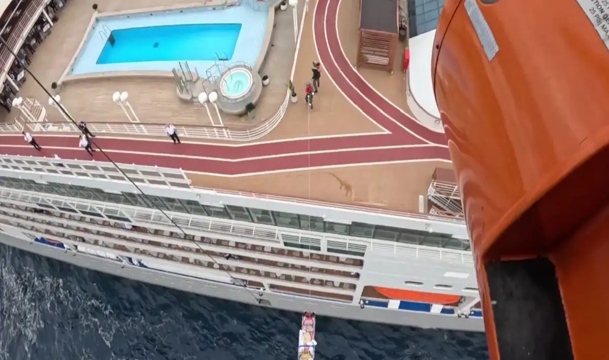 Λήμνος: Καρέ καρέ η αεροδιακομιδή επιβάτη από κρουαζιερόπλοιο με Super Puma της Πολεμικής Αεροπορίας