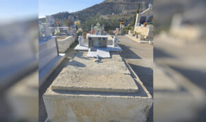 Σε απόγνωση πατέρας στην Μεσαρά – «Βρήκα άδειο τον τάφο του παιδιού μου»