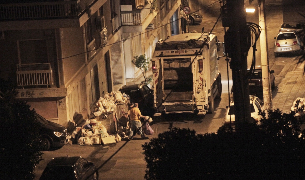 Άστεγος σώθηκε την τελευταία στιγμή από απορριμματοφόρο – Τι περιγράφουν οι εργαζόμενοι… «Είδαμε ένα χέρι να βγαίνει»