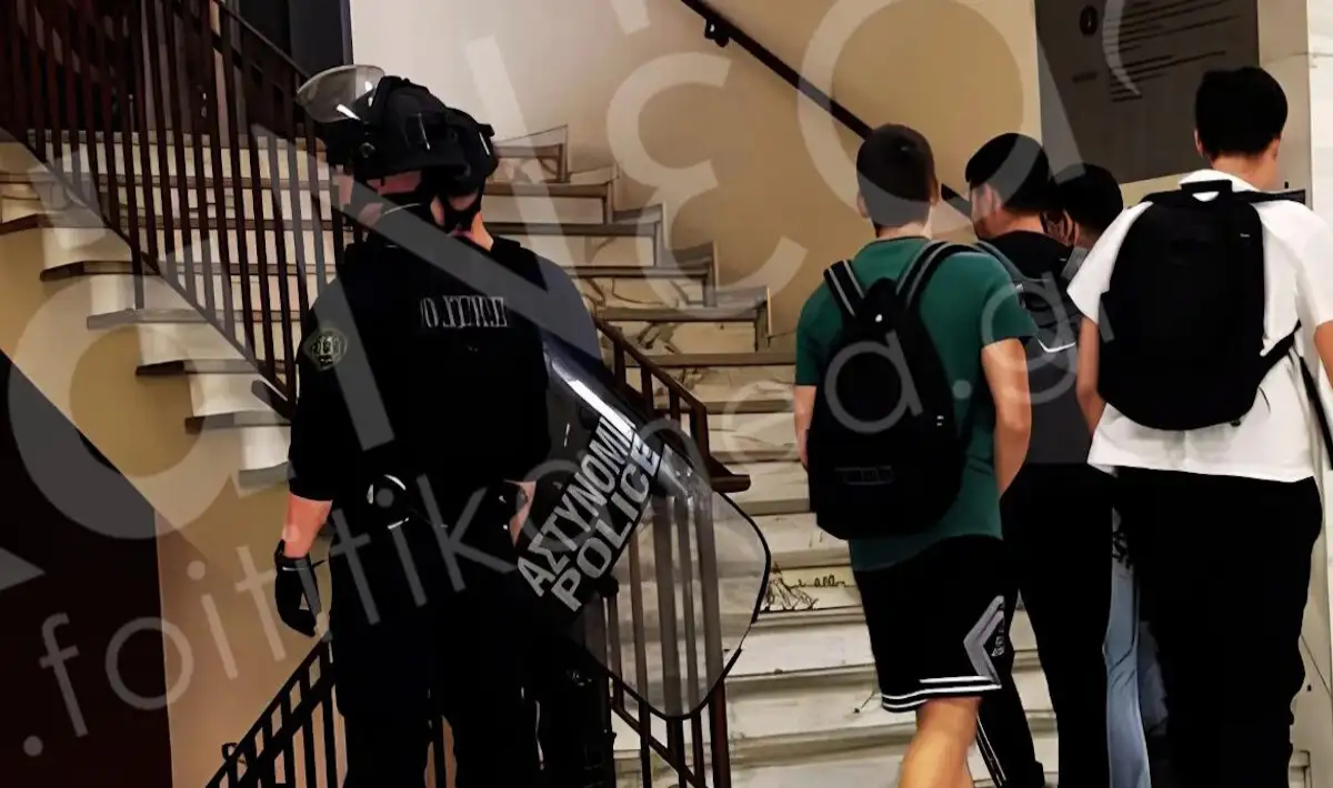 Βανδαλισμοί στο Οικονομικό Πανεπιστήμιο Αθηνών εν ώρα μαθημάτων – «Πετούσαν μηχανήματα από τις σκάλες»