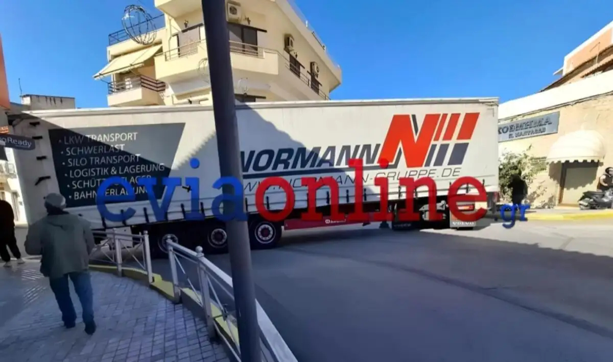 Εύβοια: Νταλίκα σφήνωσε και έκοψαν κάγκελο για να περάσει