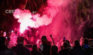 «Καμίνι» το Ηράκλειο από τις φωτιές και τους πανηγυρισμούς για τον ΟΦΗ – Έχει στηθεί γλέντι στο κέντρο (φώτο, βίντεο)