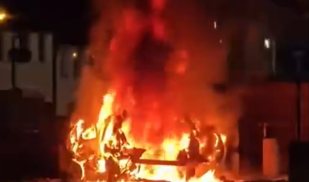 Ιρλανδία: Εξερράγη βόμβα σε αυτοκίνητο – Οι αρχές υποψιάζονται εμπλοκή της Νέας IRA